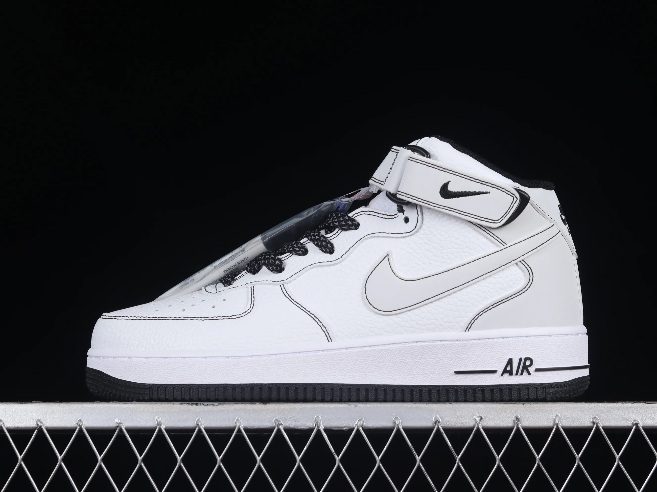 All categories Nk Air Force 1 Air Force series Nk Air Force 1 Mid Air Force mid-top Nk Air Force 1'07 Mid Mark line full of stars Black and white color Air Force 1 mid-top casual sneakers MK0619-222